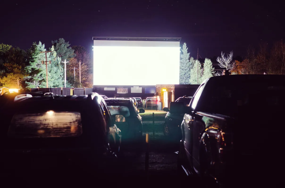 Populares nas décadas de 1950/60, os drive-ins estão reaparecendo para substituir salas de cinema