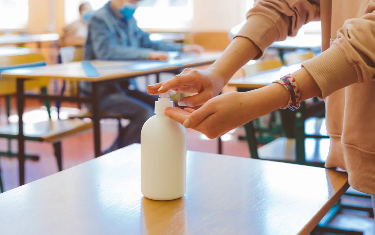 Uso de álcool em gel e distanciamento social farão parte da rotina na volta às aulas