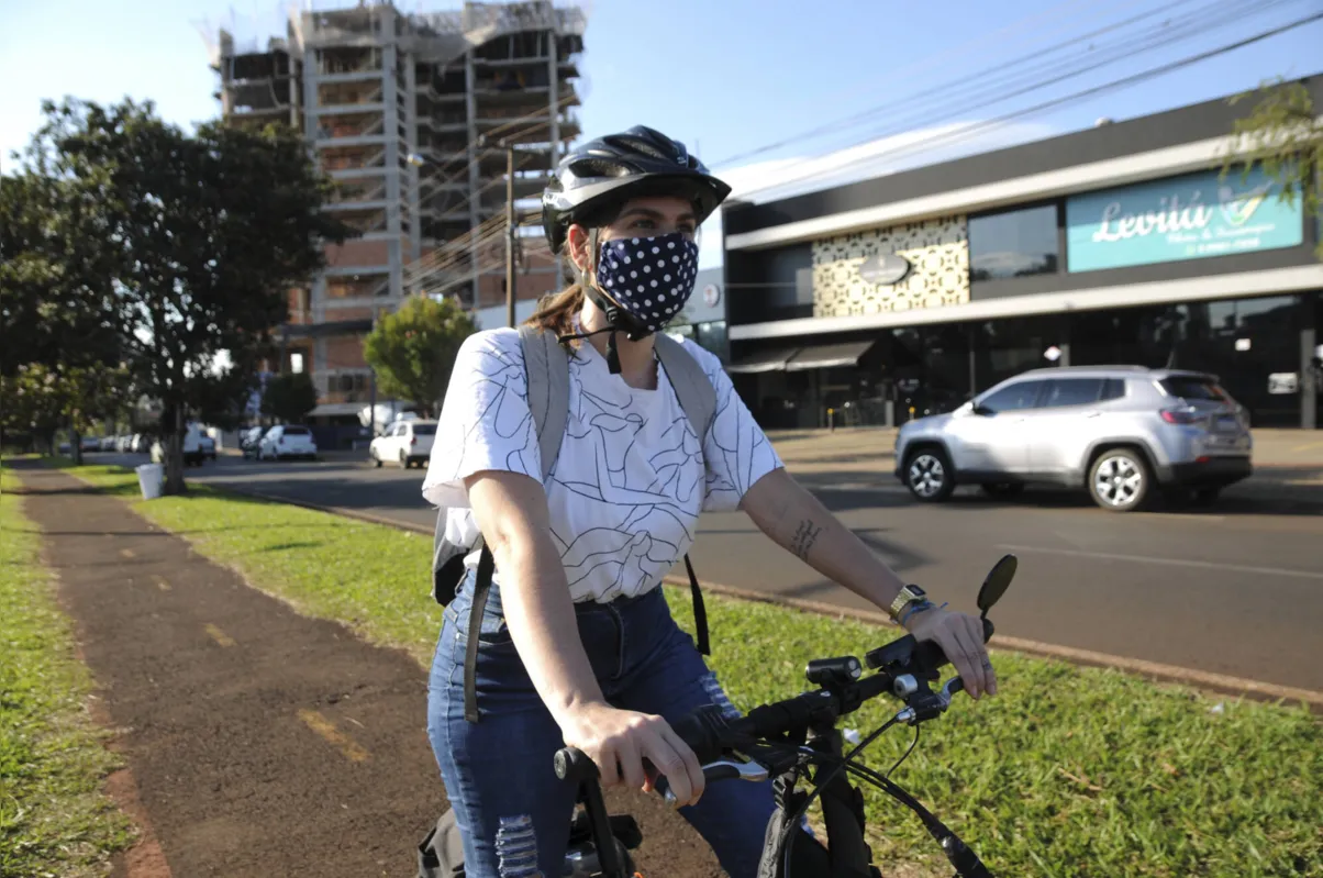 Camila Tabosa utiliza a bicicleta para qualquer compromisso, mas reclama da falta de interligações entre as ciclovias 