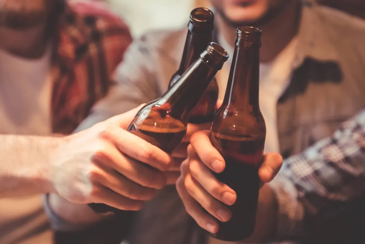 O texto orienta os municípios a considerar a restrição da comercialização e do consumo de bebidas alcoólicas em locais públicos