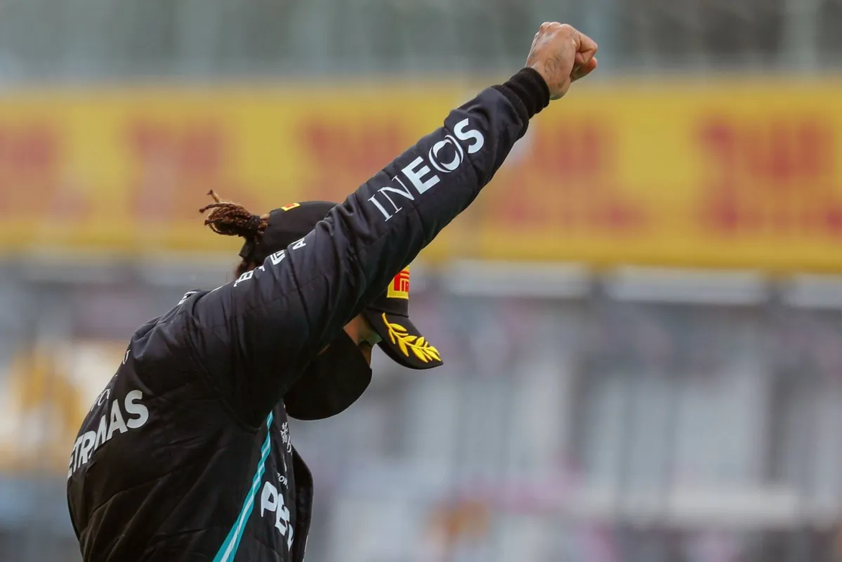 Imagem ilustrativa da imagem Em novo GP marcado por protestos, Hamilton vence com tranquilidade (1)