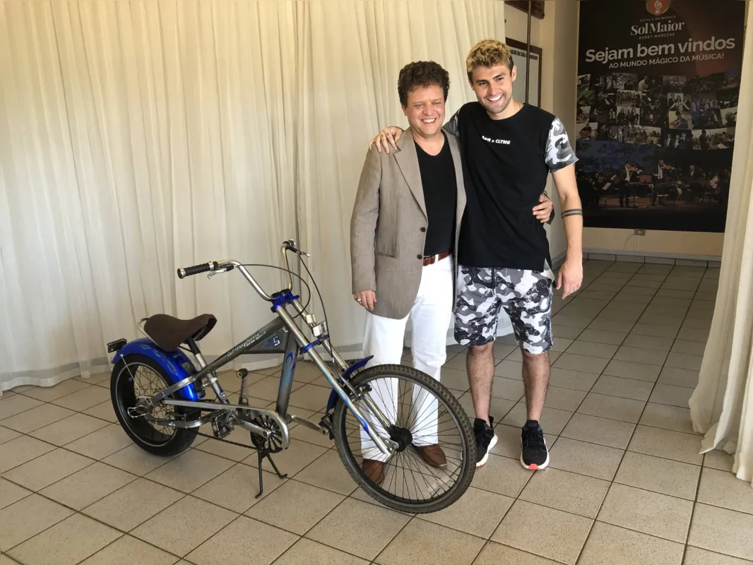 Roney Marczak e o youtuber Pedro Rezende que comprou a bicicleta e a doou novamente à Sol Maior