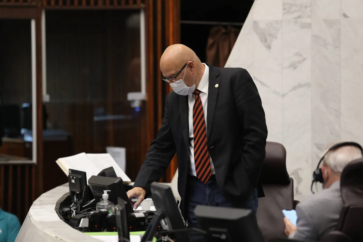 Imagem ilustrativa da imagem Governador deve decretar fim da preferência pelo software livre no Paraná