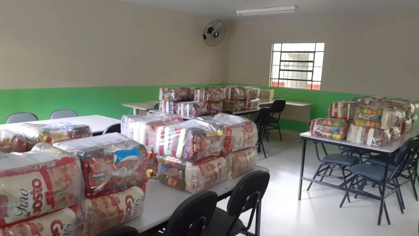 Imagem ilustrativa da imagem Guarda Mirim de Londrina coleta cestas básicas e doa às famílias dos educandos