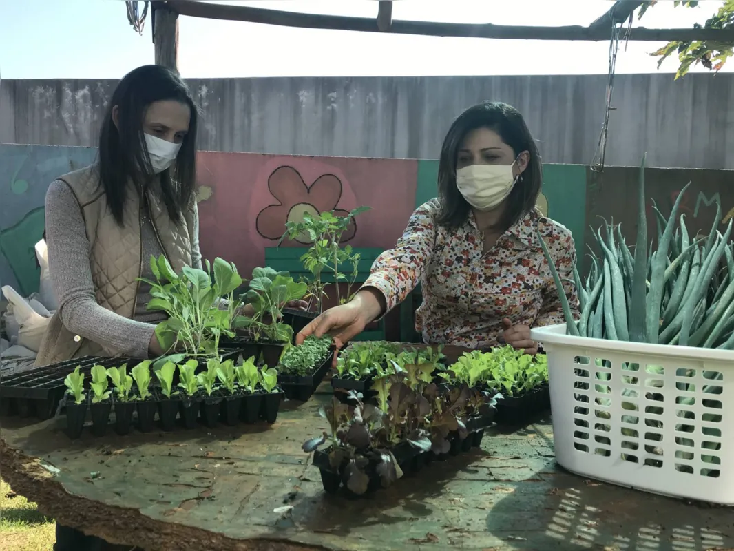 Jane Ester da Silva Bazoni, coordenadora pedagógica, e Cássia Guilherme Gentile, diretora:  “ Com a pandemia, ficaram explícitas questões sociais, especialmente da fome e da importância de se ter atitudes"