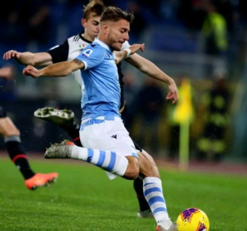 A Lazio é uma grata surpresa, já deu dores de cabeça à Juventus e pode piorar a situação dos atuais octacampeões.