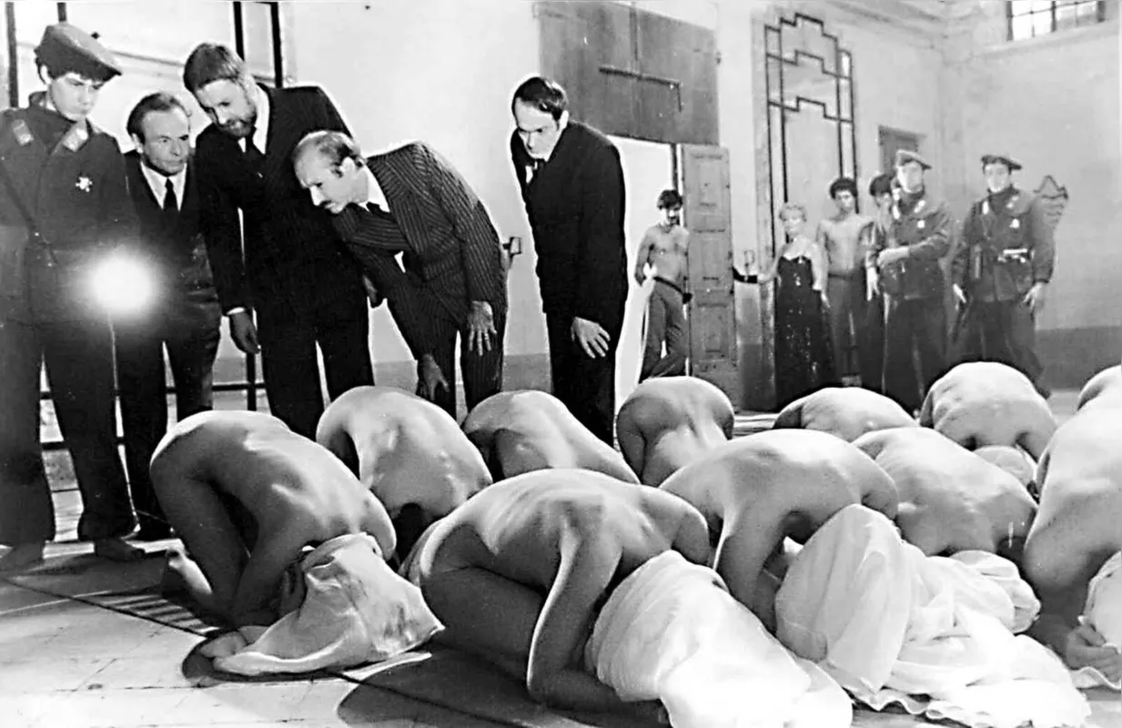 "Os 120 Dias de Sodoma”: filme leva o fascismo ao paroxismo, numa alegoria de dominação brutal