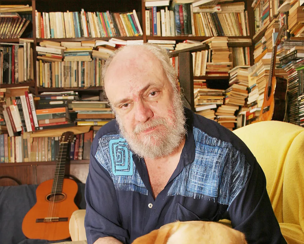 O compositor Aldir Blanc, que dá nome à lei, morreu de covid-19 num hospital público do Rio porque não tinha dinheiro para pagar um plano de saúde