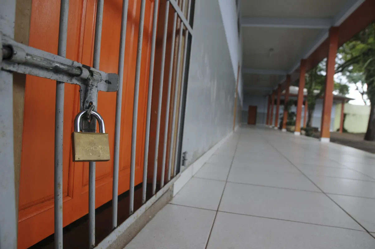  Unidade escolar localizada na zona norte: cinco invasões neste ano e várias trocas de cadeado