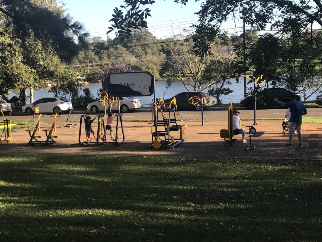 Mesmo com a cidade com mais de mil infectados pelo covid-19, espaços públicos como o Lago Igapó ficaram cheios de gente neste domingo (21) 