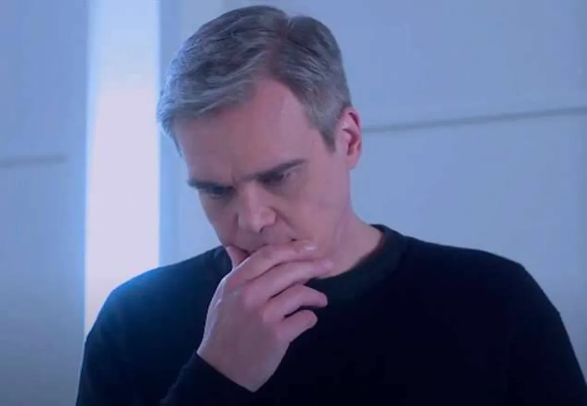 Pendleton confronta Roger na frente de todos