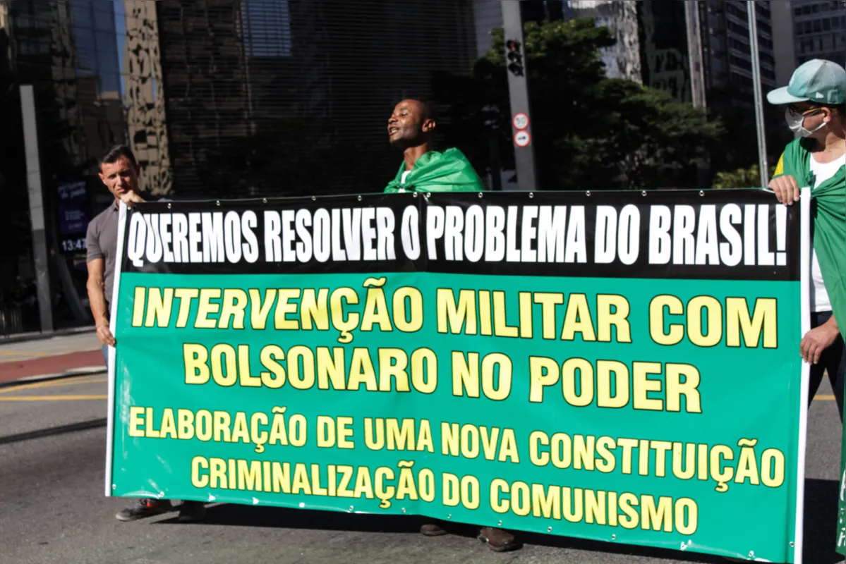 Manifestantes que apoiam Bolsonaro continuam pedindo intervenção militar e prisão de ministros do STF