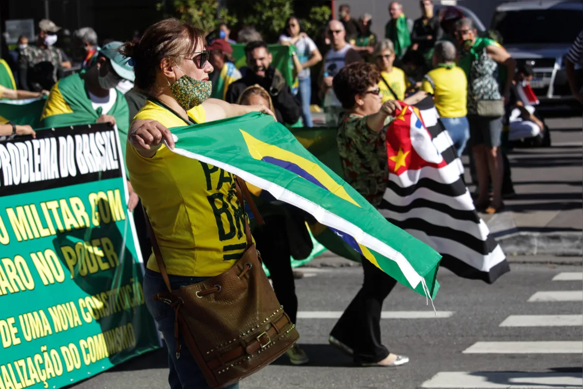 Imagem ilustrativa da imagem Manifestantes ignoram Bolsonaro e pedem intervenção em ato na Paulista