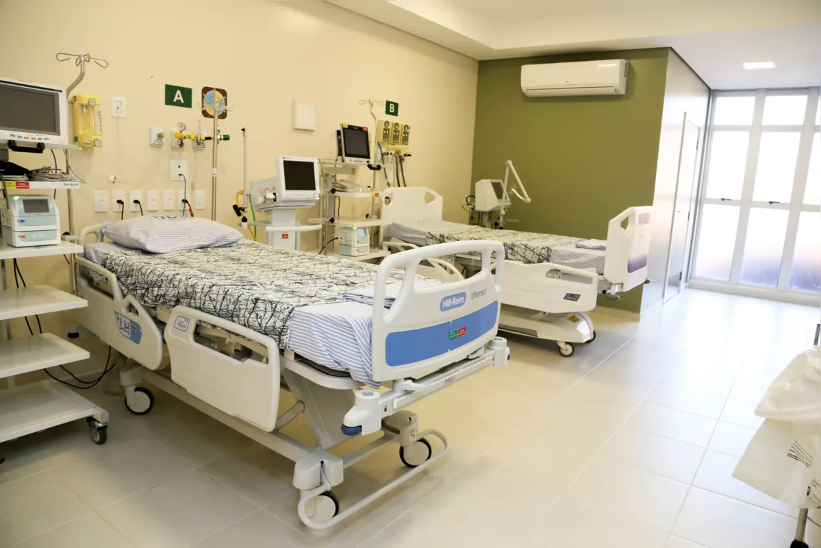 O  HUM (Hospital Universitário de Maringá)  possui 20 leitos de UTI e 30 de enfermaria exclusivos para tratamento de complicações decorrentes do vírus..