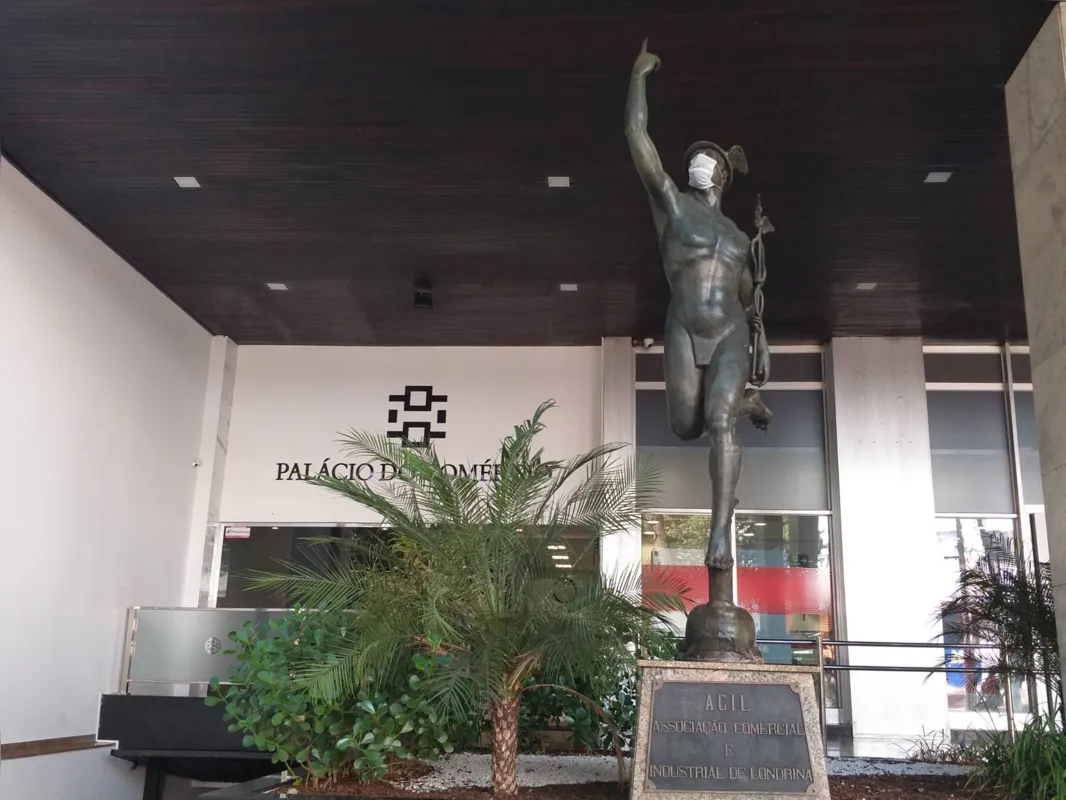 Estátua de Mercúrio ganhou uma máscara para incentivar a população