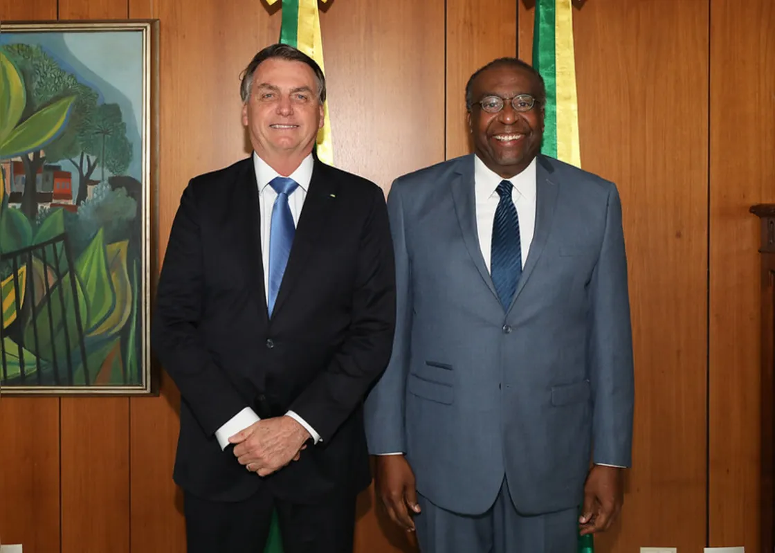 O presidente Jair Bolsonaro com o novo ministro da Educação, Carlos Alberto Decotelli