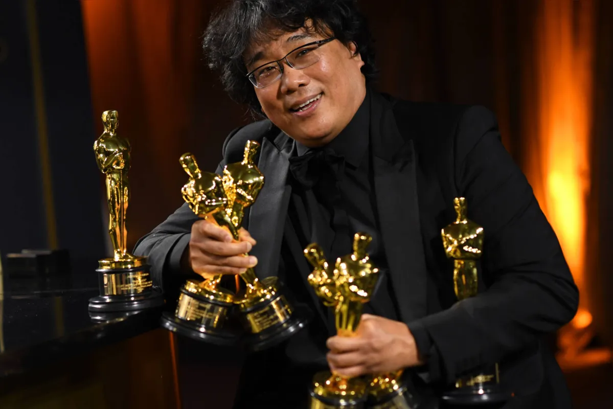 Bong Joon Ho leva todas as estatuetas do Oscar 2020