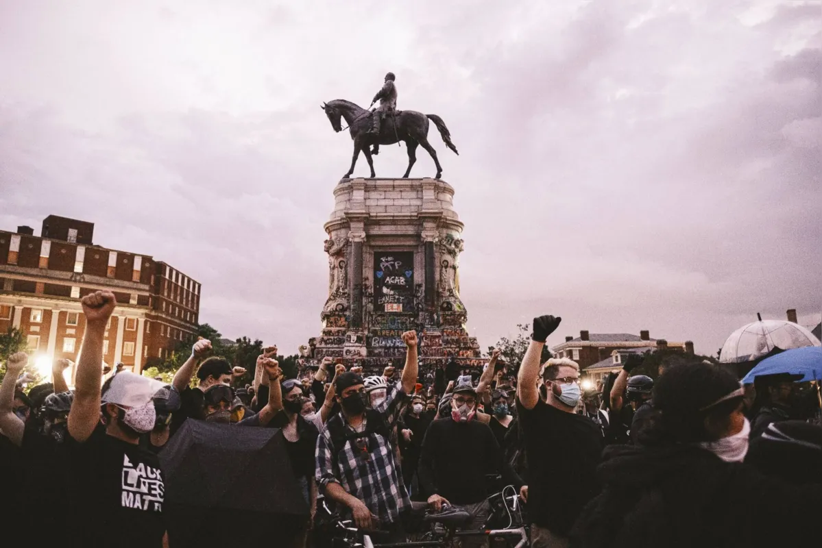 manifestantes protestam em Richmond, Virginia, nos EUA. por morte de George Floyd por policial em 25 de maio de 2020