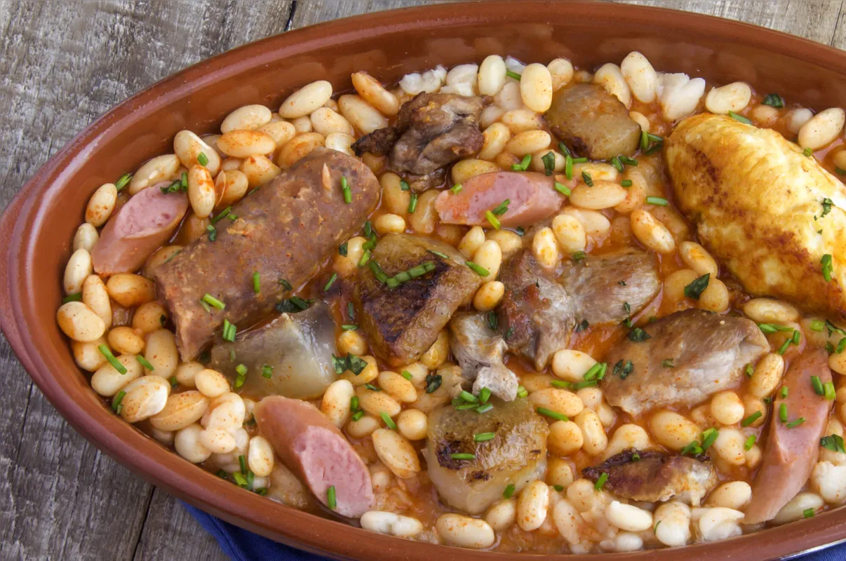 Cassoulet: com feijão branco e carnes diversas, pode ser servido com uma farofa de farinha de rosca