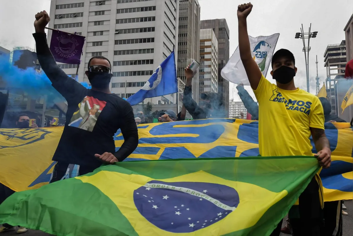 Movimento antirracista levanta a bandeira do Brasil em protesto a favor de medidas igualitárias, justiça ao racismo e contra o governo Bolsonaro na capital paulista em Junho 2020