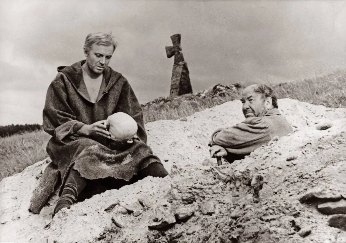 "Hamlet" (1964), dirigida pelo russo Grigori Kozintsev, possui rigor estético e narrativo e é um luxo em preto e branco