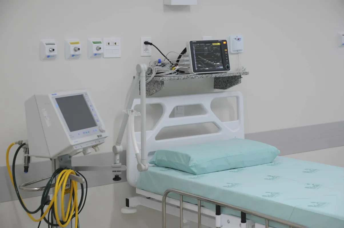 Dentre os pacientes confirmados e que permanecem internados (317), 127 estão em leitos de UTI (Unidade de Terapia Intensiva) e 190 em leitos de enfermaria.  