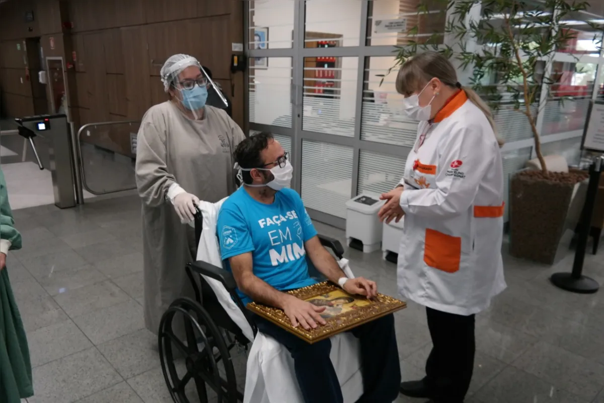 Imagem ilustrativa da imagem Padre recebe alta e é homenageado no hospital