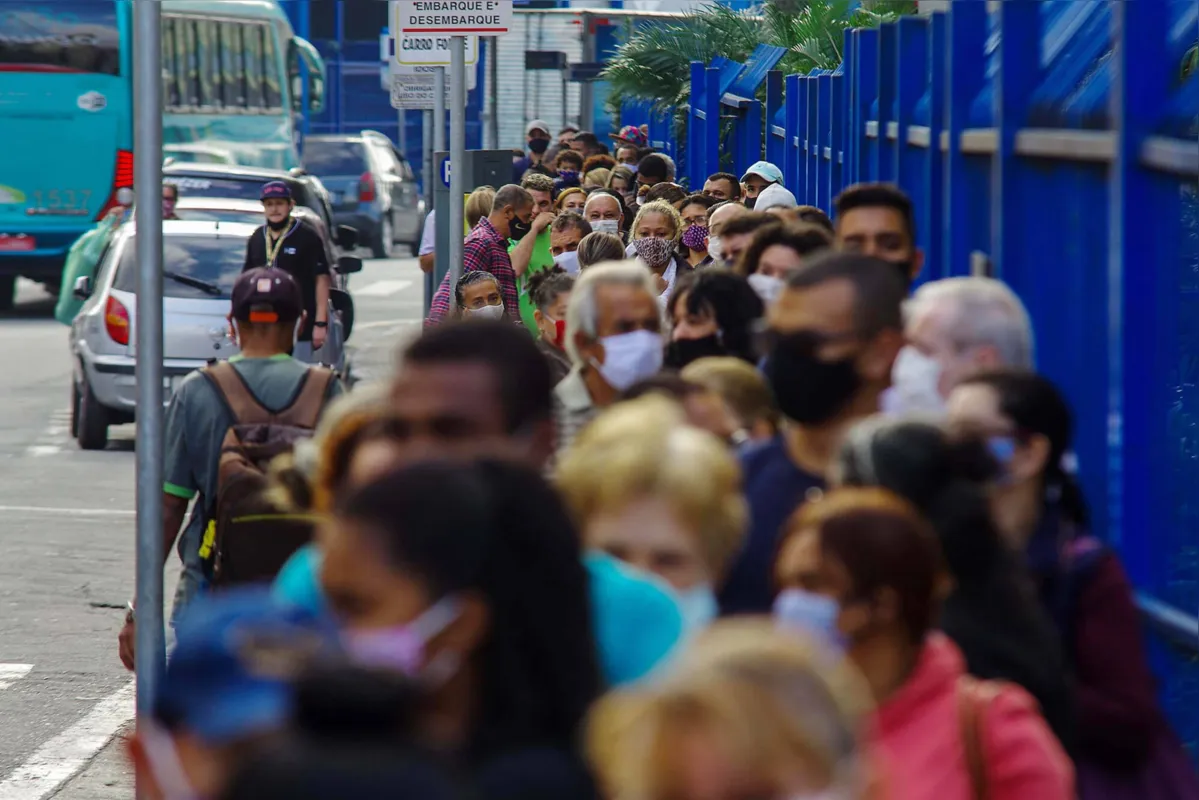 Consumidores fazem fila para entrar em shopping reaberto após flexibilização das medidas de restrição  
