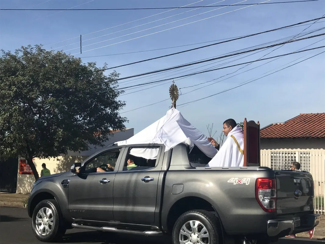 Imagem ilustrativa da imagem Paróquia celebra Corpus Christi com cortejo na zona oeste de Londrina