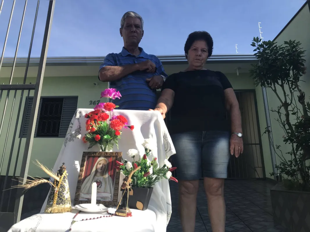 Juraci Soares Batista e Pedro Batista montaram um altar para receber o cortejo