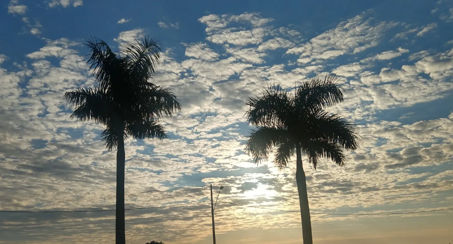 Imagem ilustrativa da imagem Passam as nuvens