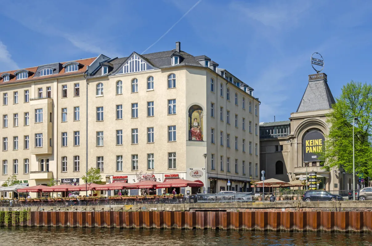 Poltronas do Berliner Ensemble foram retiradas e serão recolocadas com distanciamento, isso se aplica ao conceito de ‘estranhamento’, mas para especialistas, a tendência é o mundo naturalizar tudo, mesmo na pandemia