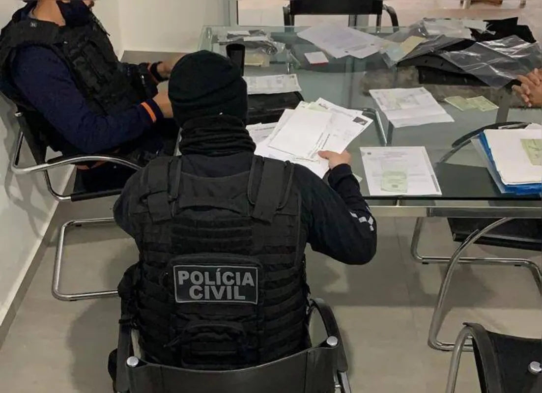 A PCPR (Polícia Civil do Paraná) cumpriu três mandados de busca e apreensão em endereços relacionados a pessoas envolvidas em fraude na fiscalização e execução de contrato de prestação de serviços de reforma e manutenção das unidades de saúde de Cascavel, no Oeste do Estado. 