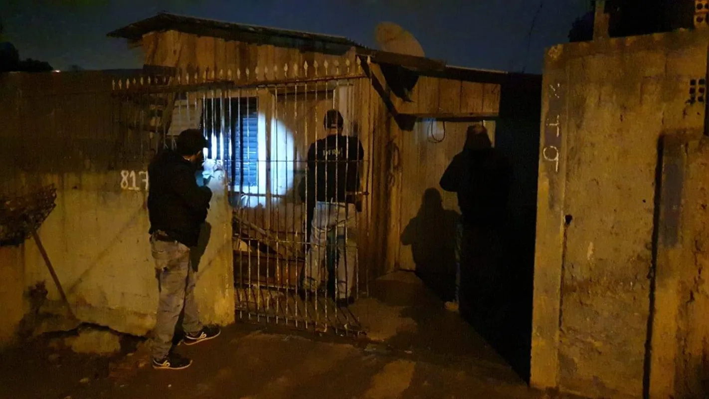 Imagem ilustrativa da imagem Polícia prende foragidos no Paraná que sacaram auxílio-emergencial do governo federal