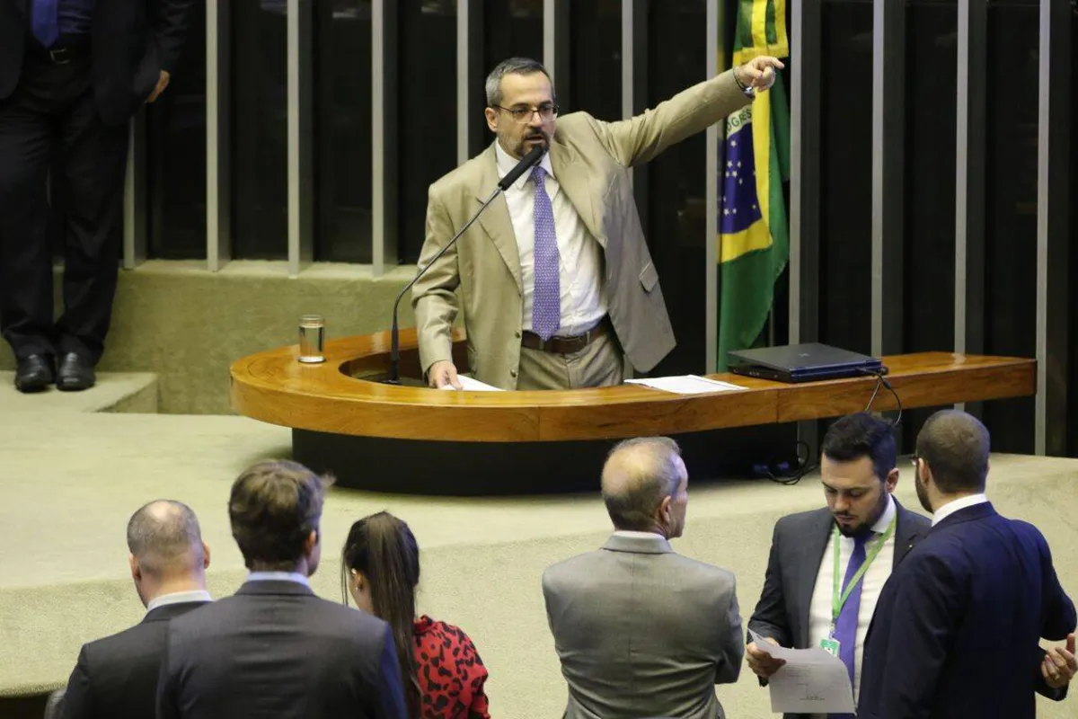 Imagem ilustrativa da imagem 'Por mim colocava esses vagabundos todos na cadeia, começando no STF', diz Weintraub em vídeo