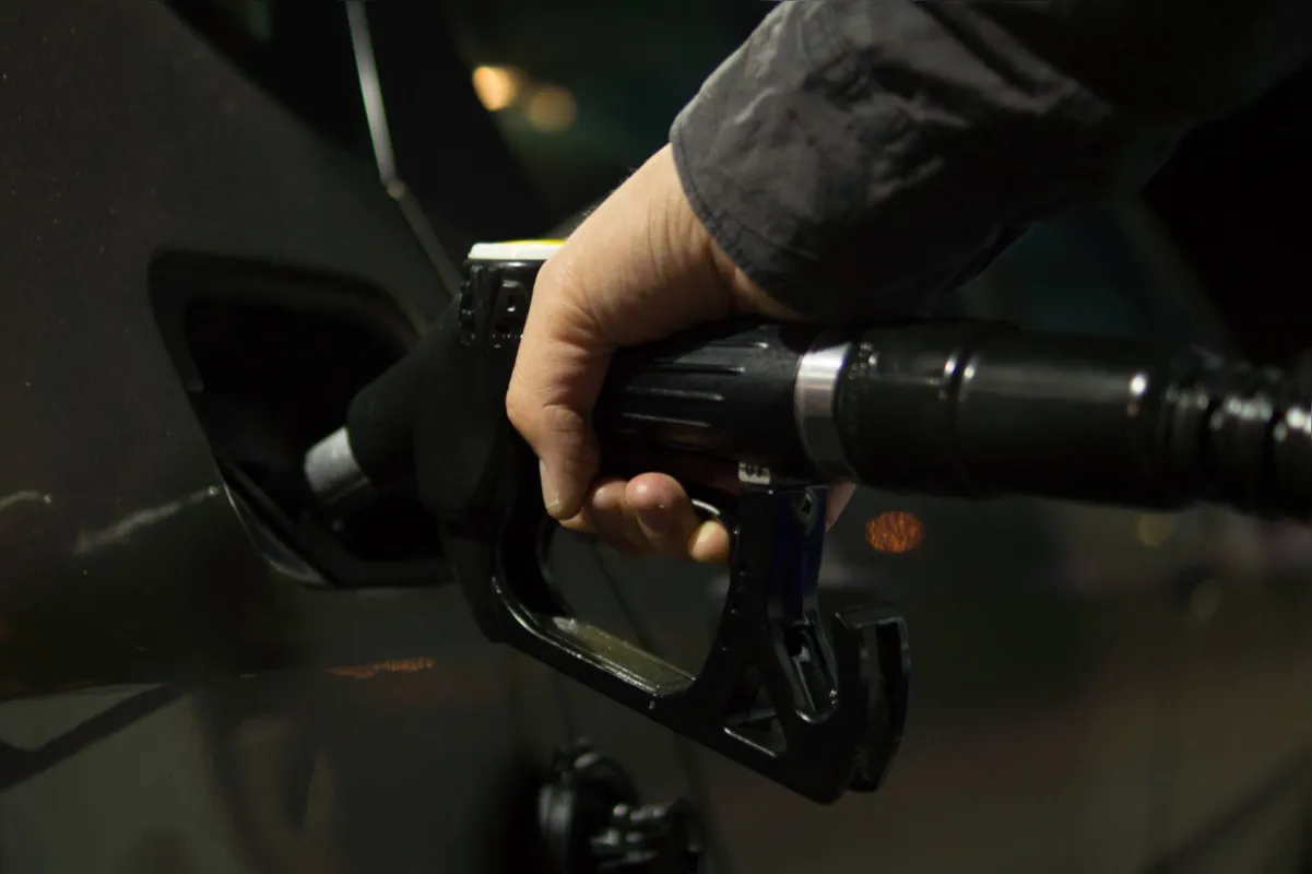 Imagem ilustrativa da imagem Preço da gasolina cai durante a pandemia e fica 13% mais barato em 2020