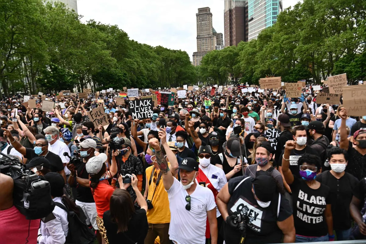 Protestos maciços ocorrem diariamente em mais de cem cidades, incluindo Nova York