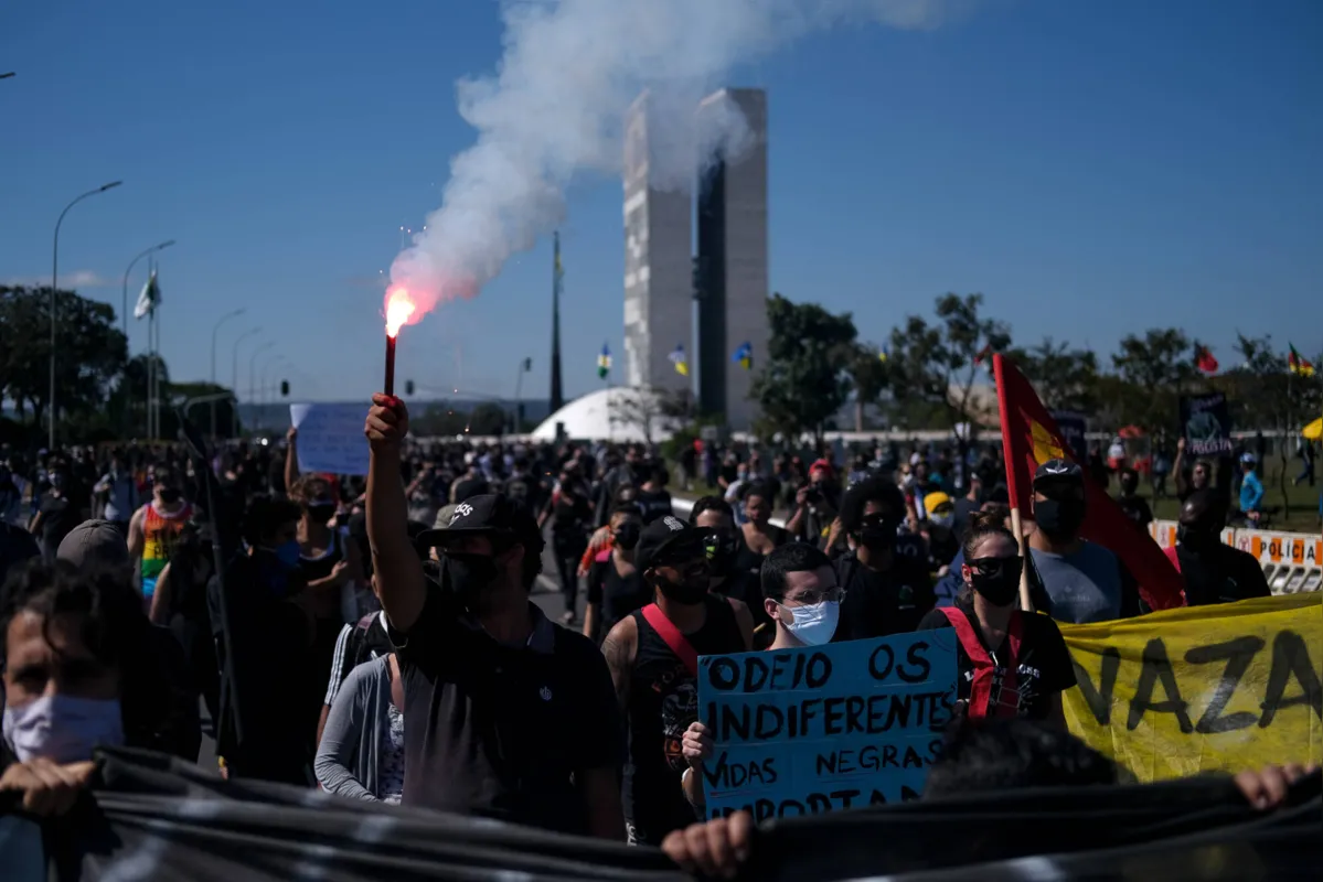 Imagem ilustrativa da imagem Protesto anti-Bolsonaro em Brasília tem veto da PM, aglomeração e gritos por democracia e contra racismo