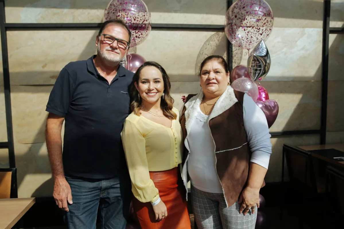 Tarcísio e Rosiane Pozzobom comemoraram o aniversário da filha, a psiquiatra Fabiana Pozzobom
