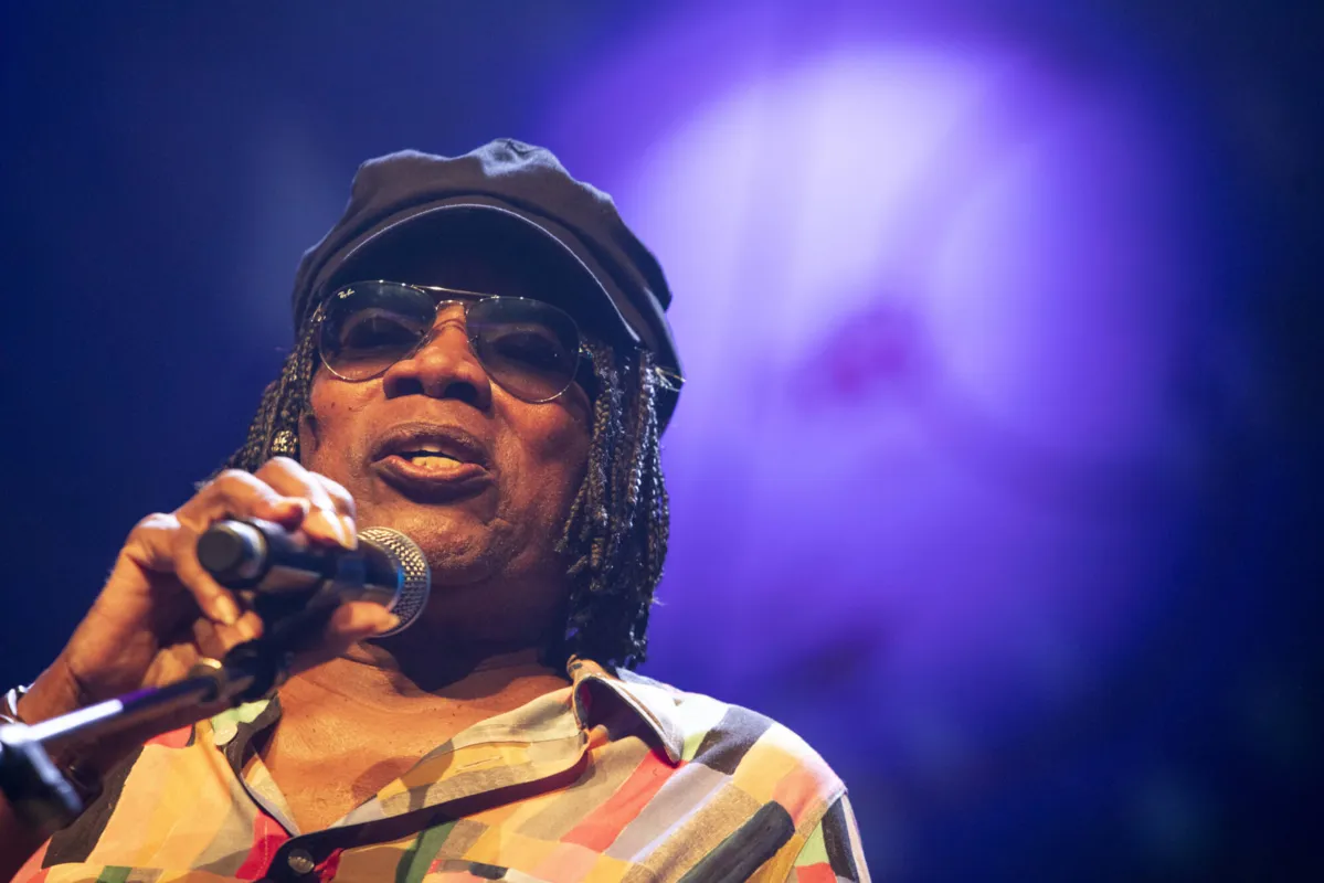 Na juventude, Milton Nascimento era proibido de frequentar o principal clube de Três Pontas (MG) por ser negro, só sabia o que acontecia lá dentro em dias de shows pelo amigo Wagner Tiso