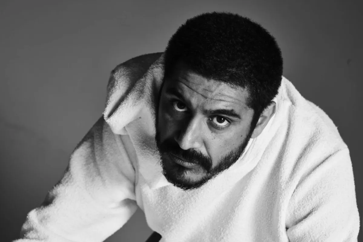 Na infância, o rapper Criolo foi levado ao pronto-socorro pelo pai, depois do atendimento, o pai foi denunciado como "sequestrador de criança" por ser negro enquanto o filho tinha pele mais clara