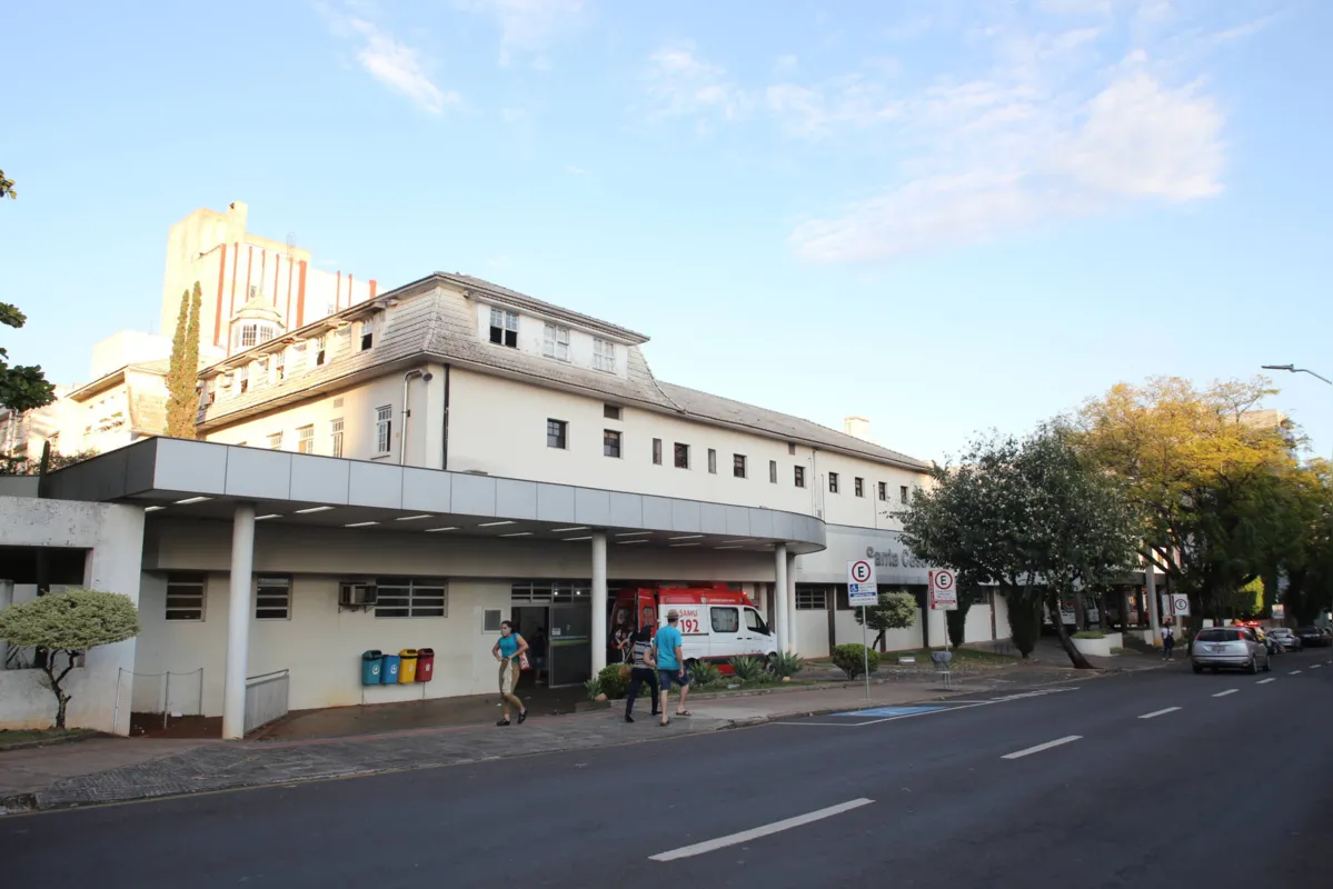 Com a capacidade de atendimento 50% acima do limite, aglomeração colaborou para que houvesse um "surto" da doença no hospital