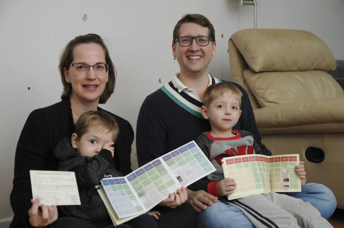 As crianças Luigi, 4, e Apollo, 1 anos e 9 meses, com os pais: vacinação sempre em dia 