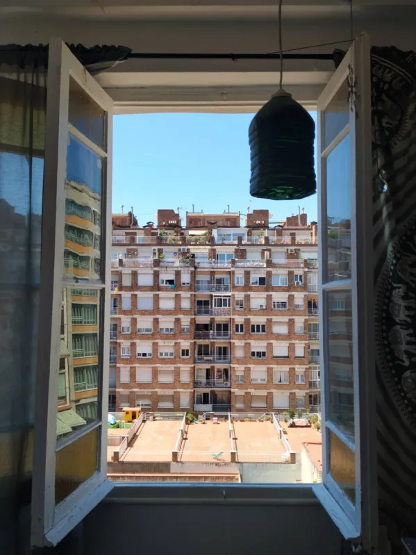 Vista da janela do apartamento de Eder Fernandes em Barcelona: bairro virou 'palco' das apresentações da soprano Begoña Alberdi