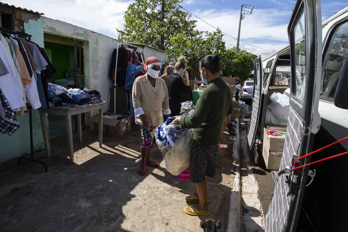 Coletivo Conexões arrecada alimentos e cobertores