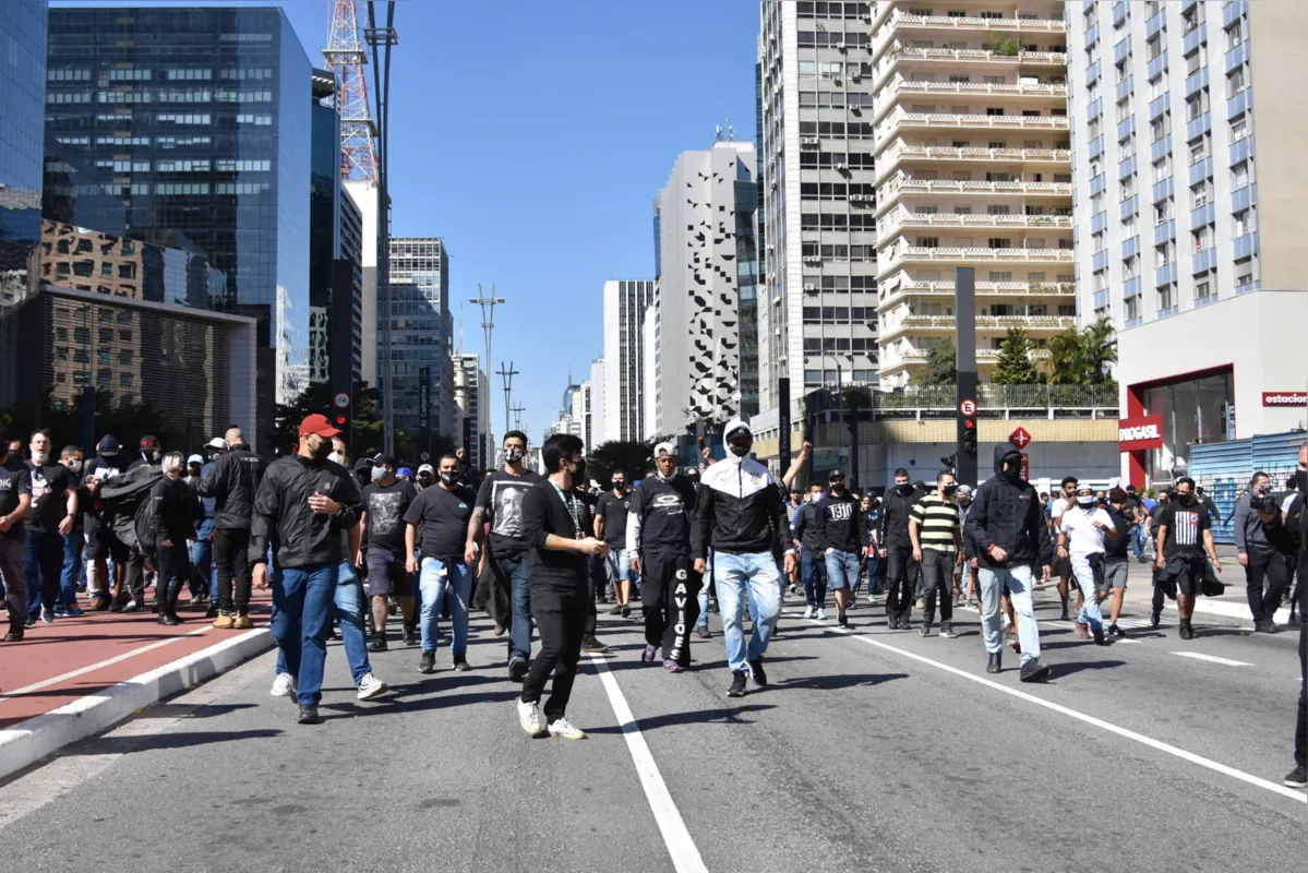Imagem ilustrativa da imagem Torcidas rivais se unem em ato a favor da democracia na Paulista