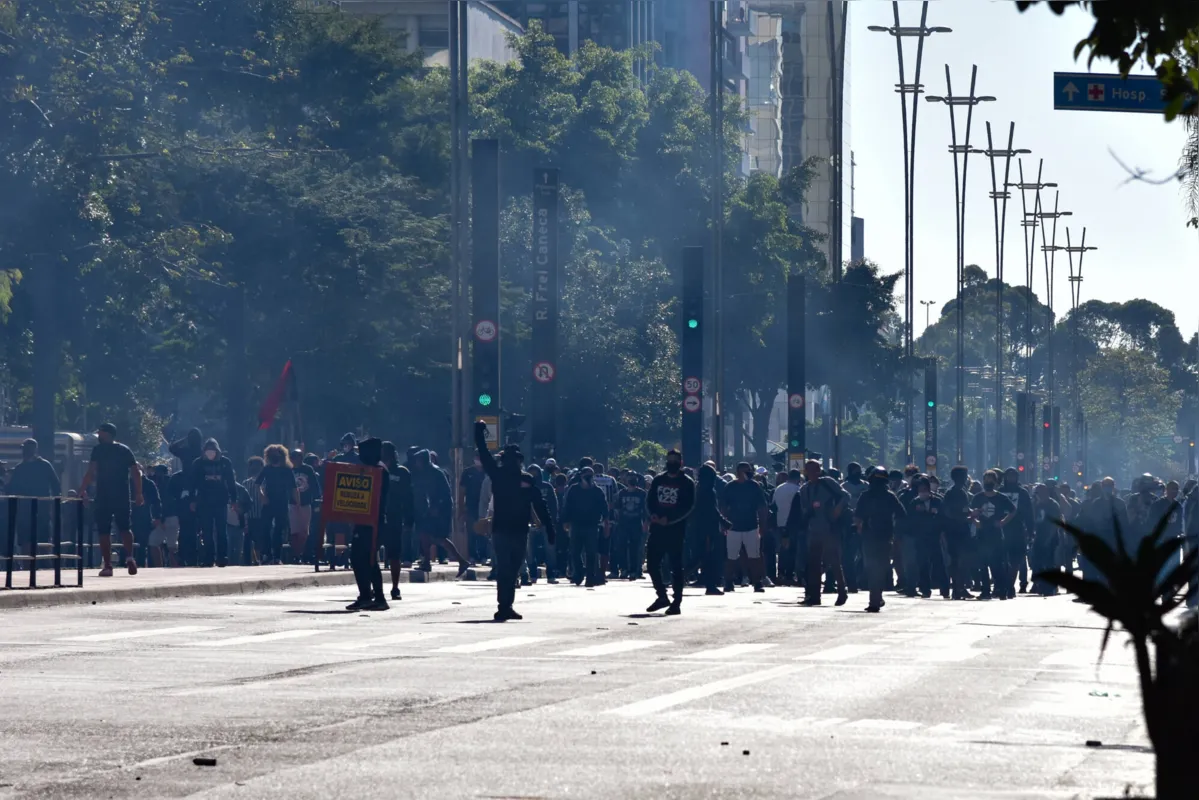 Imagem ilustrativa da imagem Torcidas rivais se unem em ato a favor da democracia na Paulista
