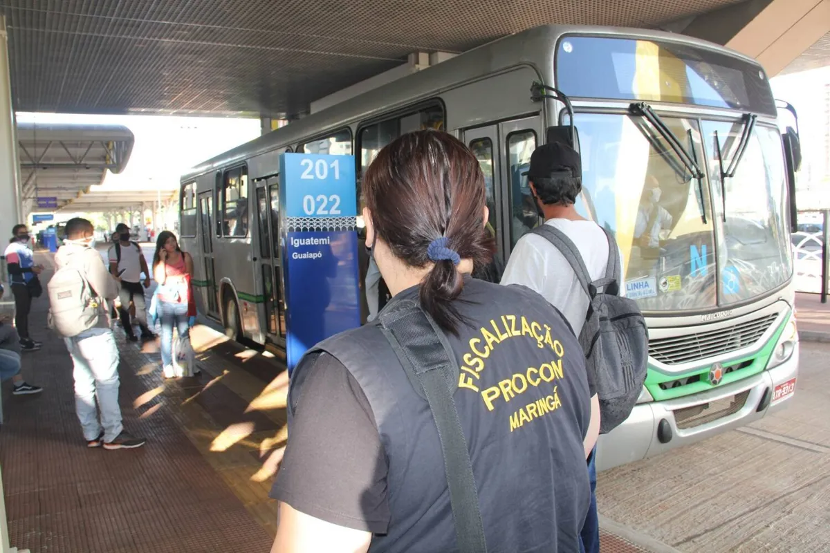 Fiscais do Procon registram flagrantes de irregularidades no terminal.