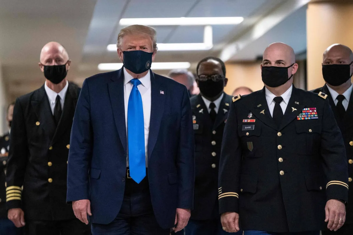 Imagem ilustrativa da imagem Trump aparece de máscara em público pela primeira vez