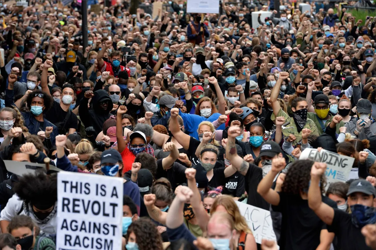 Manifestantes fazem momento de silêncio por George Floyd em passeata nos EUA